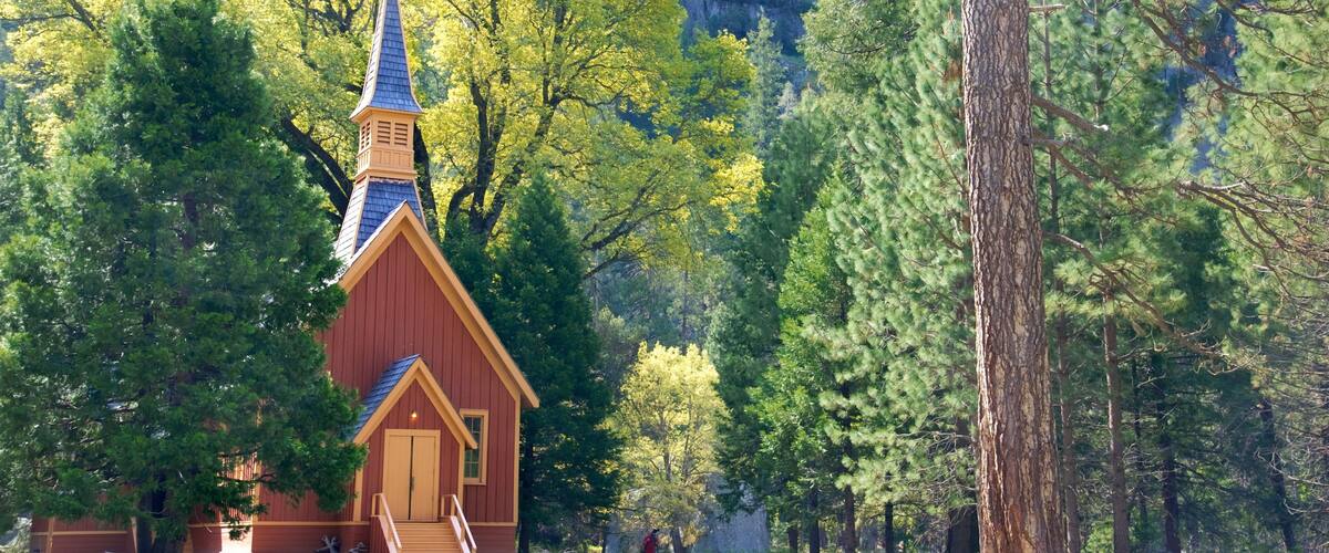 Yosemite Valley Chapel showing a park, a church or cathedral and heritage elements