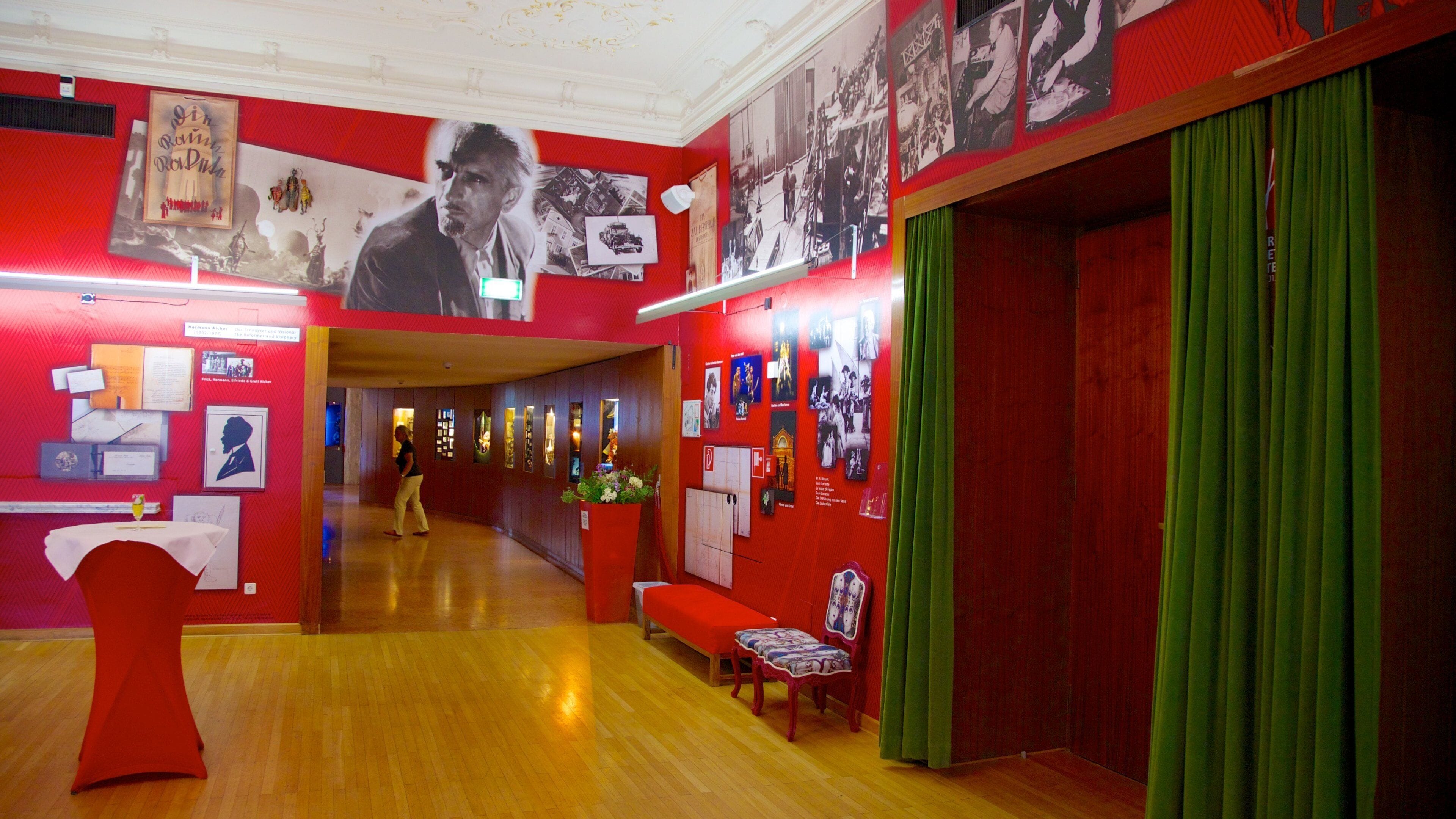 Salzbourg mettant en vedette vues intérieures et scènes de théâtre