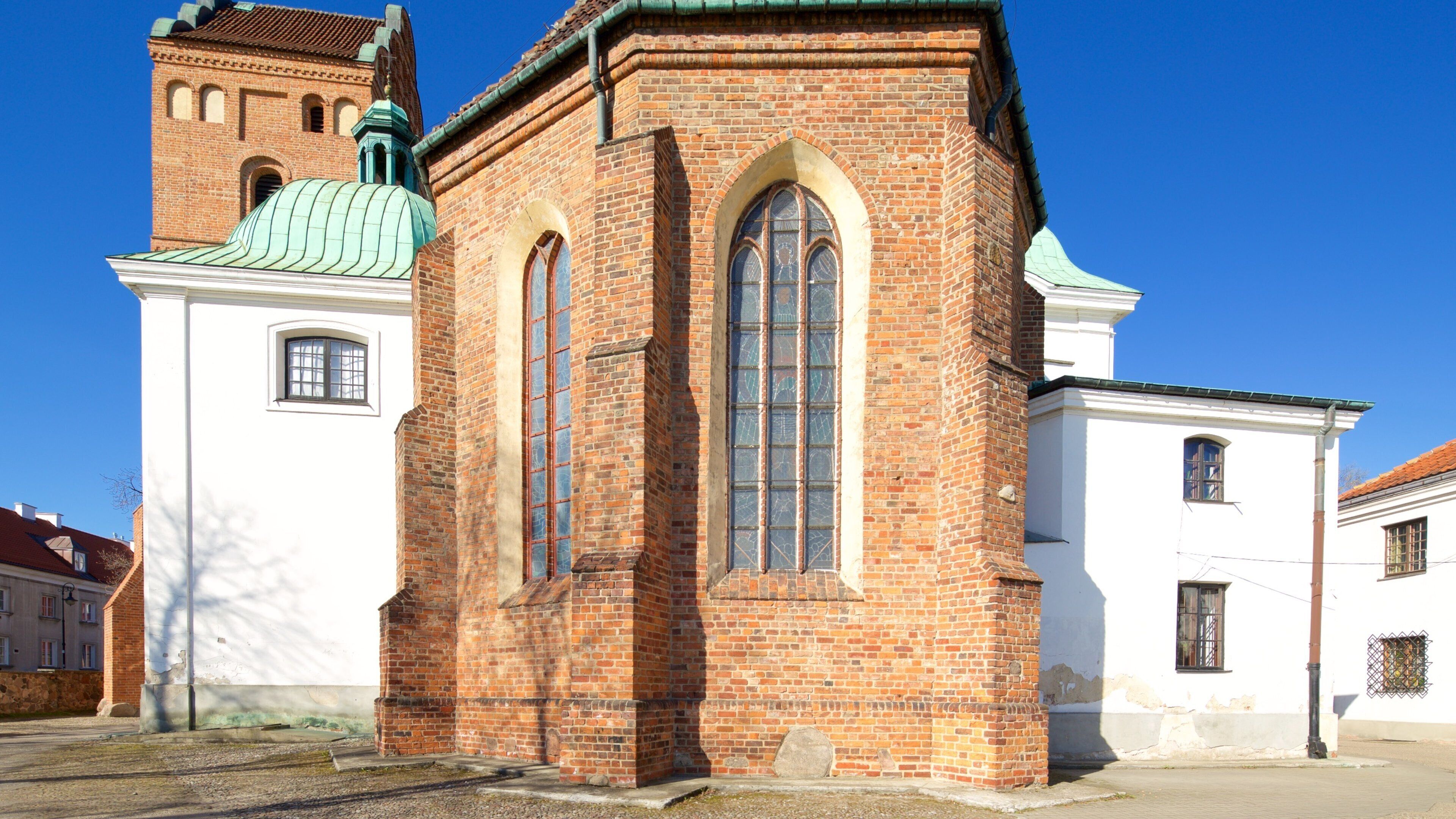 Varsóvia que inclui uma igreja ou catedral e elementos de patrimônio