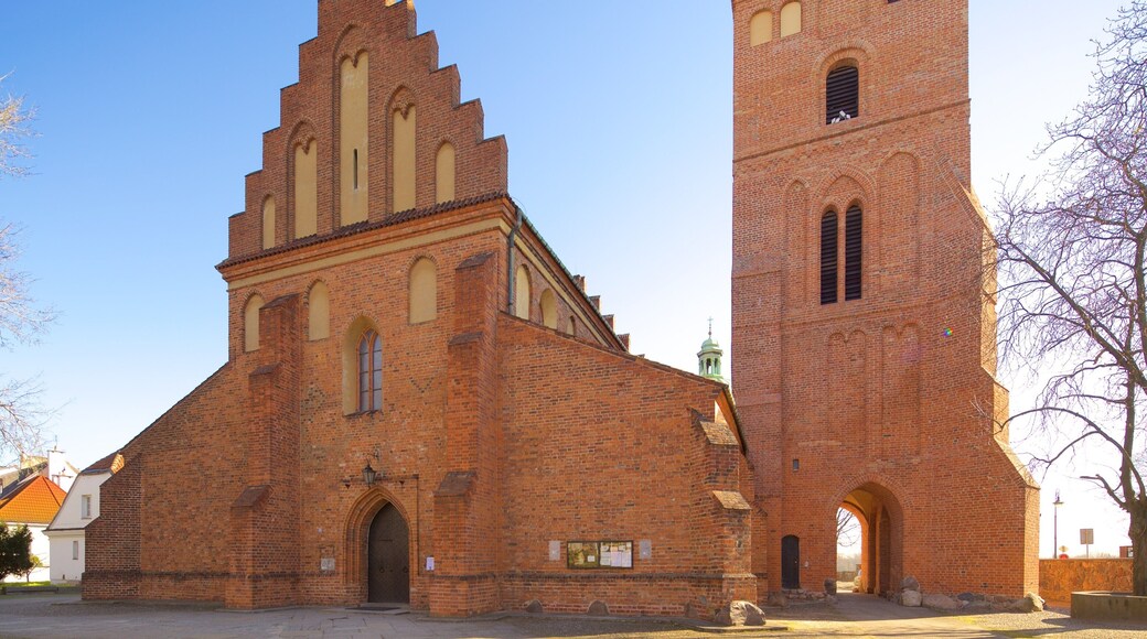 VarsĂłvia caracterizando elementos de patrimĂŽnio, uma igreja ou catedral e arquitetura de patrimĂŽnio