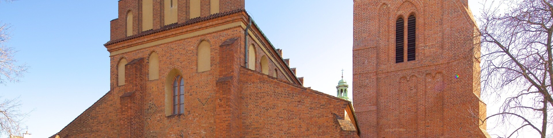 Varsovia que incluye arquitectura patrimonial, elementos patrimoniales y una iglesia o catedral