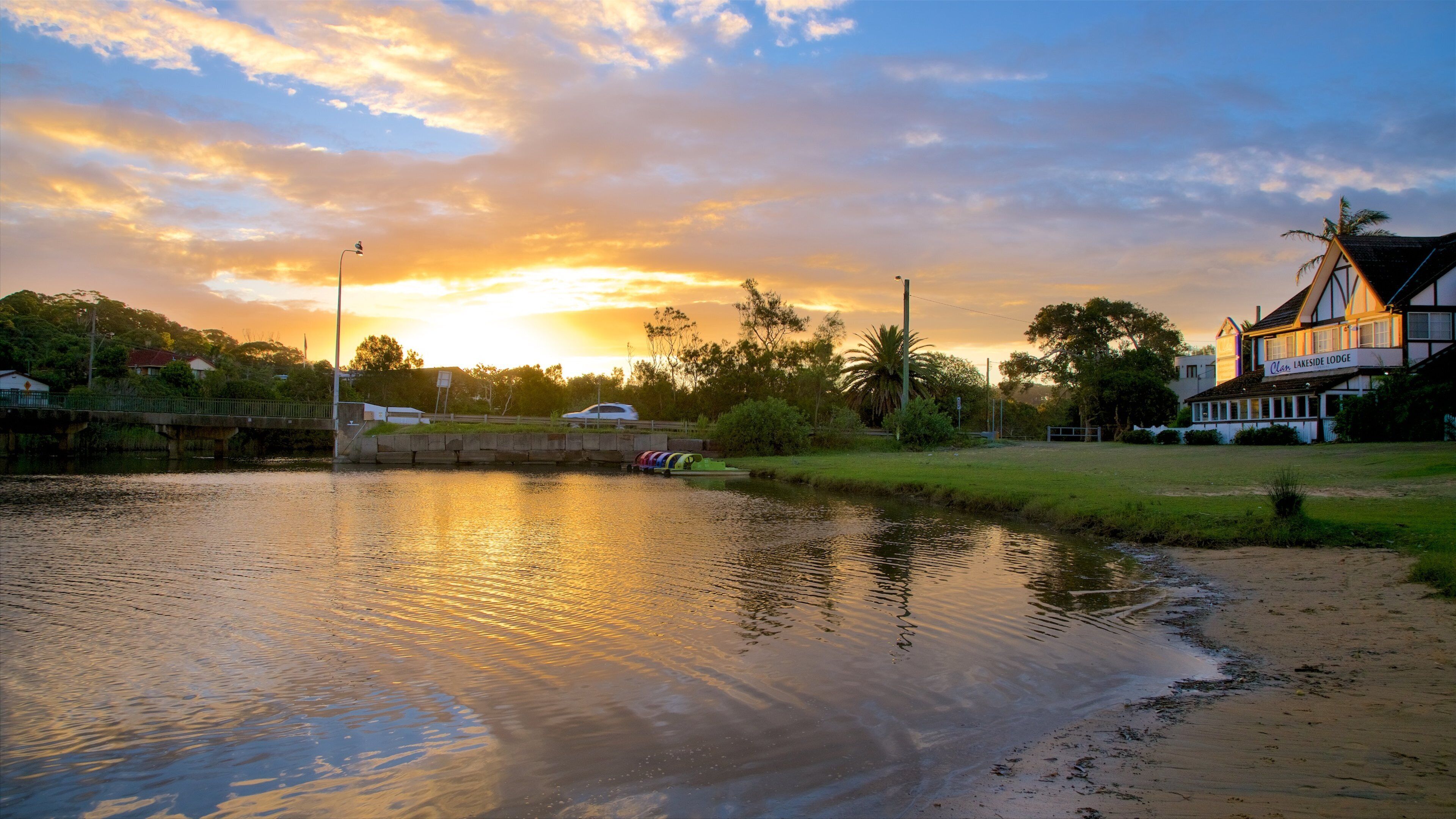 Terrigal som viser en strand, en solnedgang og en bugt eller havn