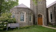 L’église méthodiste unie de Princeton, reconnaissable à sa façade en pierre, à ses vitraux et à un panneau indiquant les horaires des offices du dimanche.