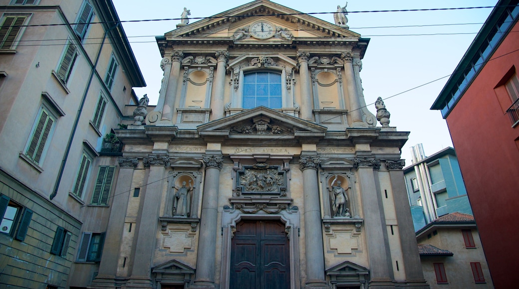 Milan showing street scenes, heritage architecture and an administrative building