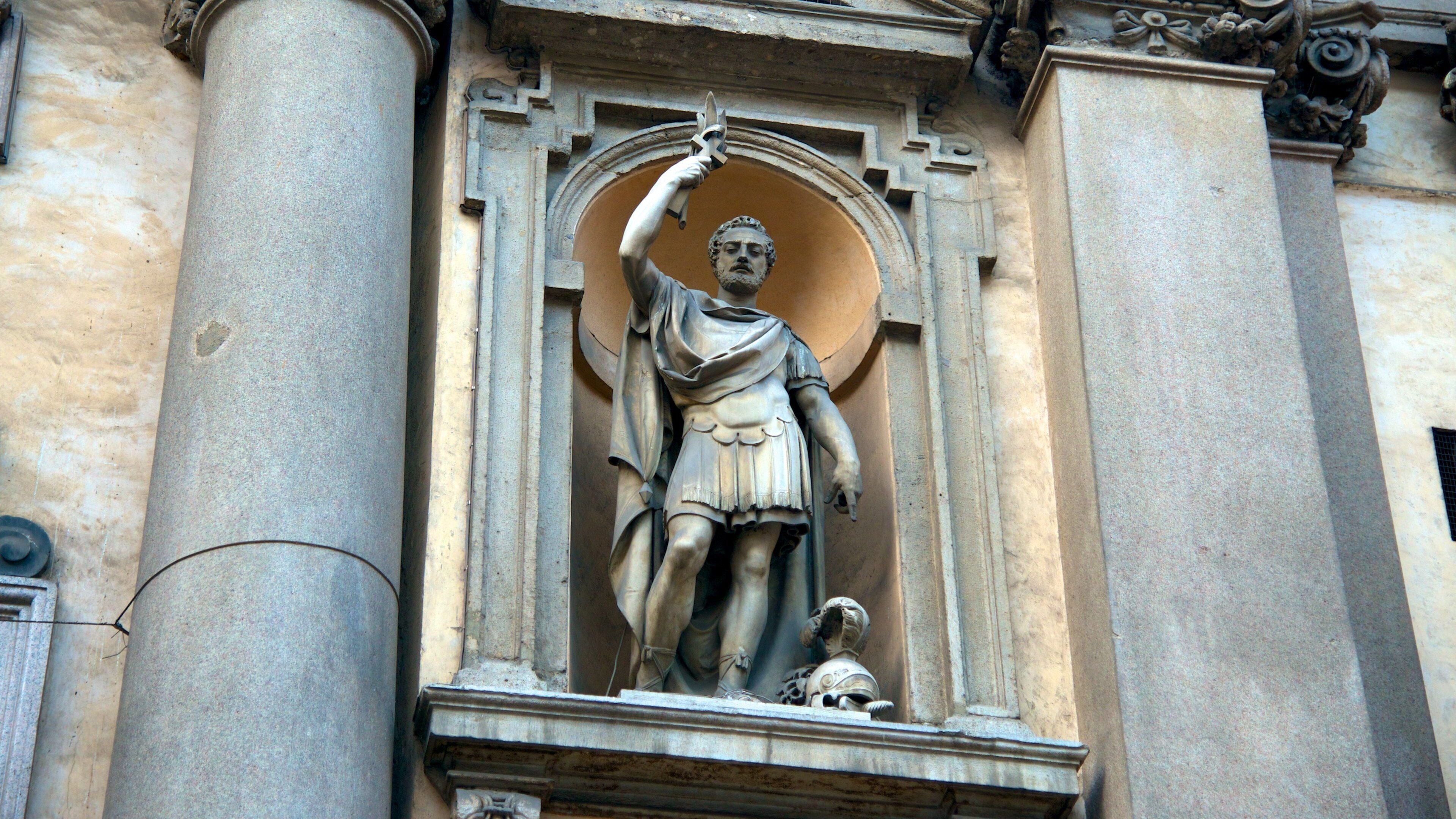 Chiesa di San Maurizio toont historische architectuur en een standbeeld of beeldhouwwerk