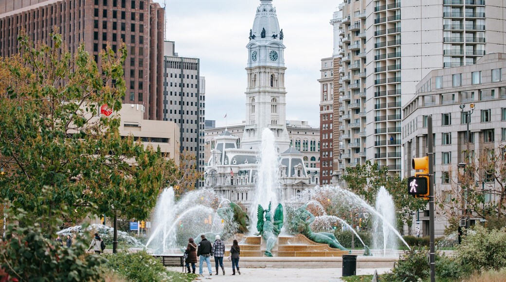 Benjamin Franklin Parkway showing street scenes, a fountain and a city