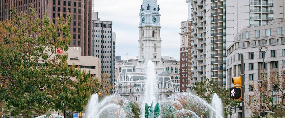 Benjamin Franklin Parkway showing street scenes, a fountain and a city