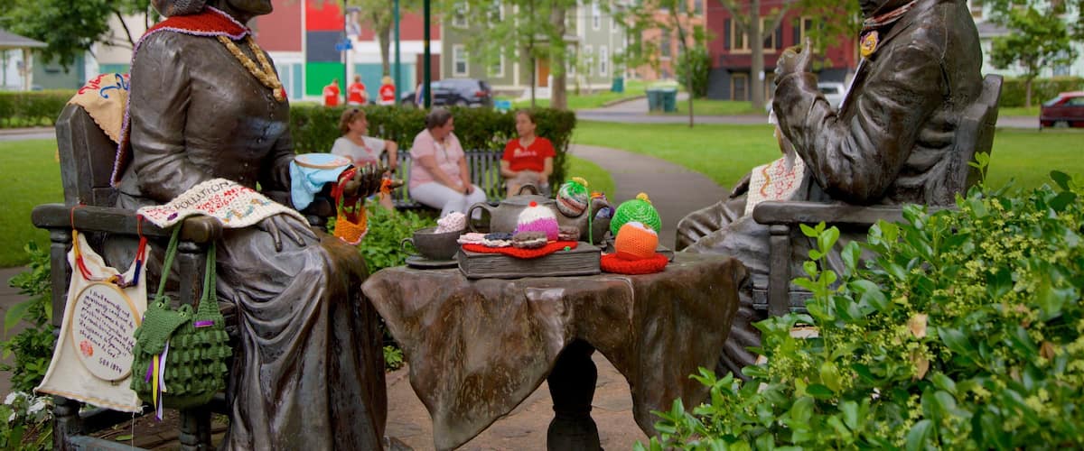 Rochester som viser en statue eller en skulptur, en have og udendørs kunst