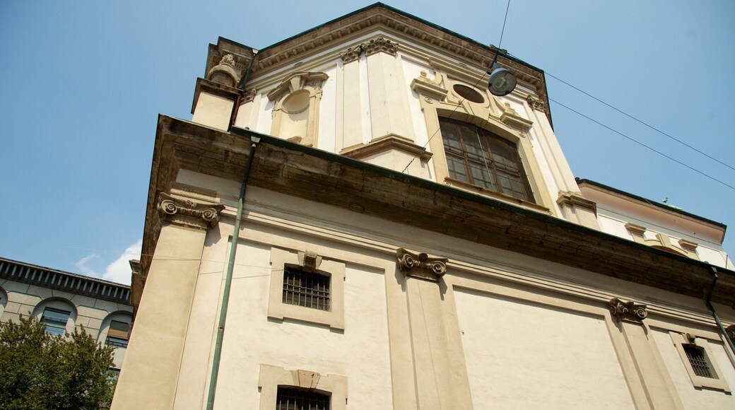 Milan showing heritage architecture and a church or cathedral