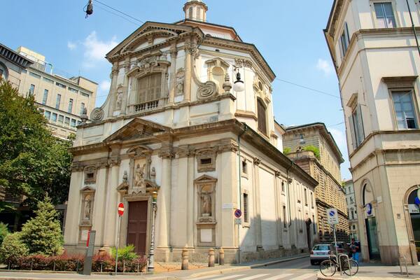 Milán mostrando patrimonio de arquitectura, una iglesia o catedral y escenas urbanas