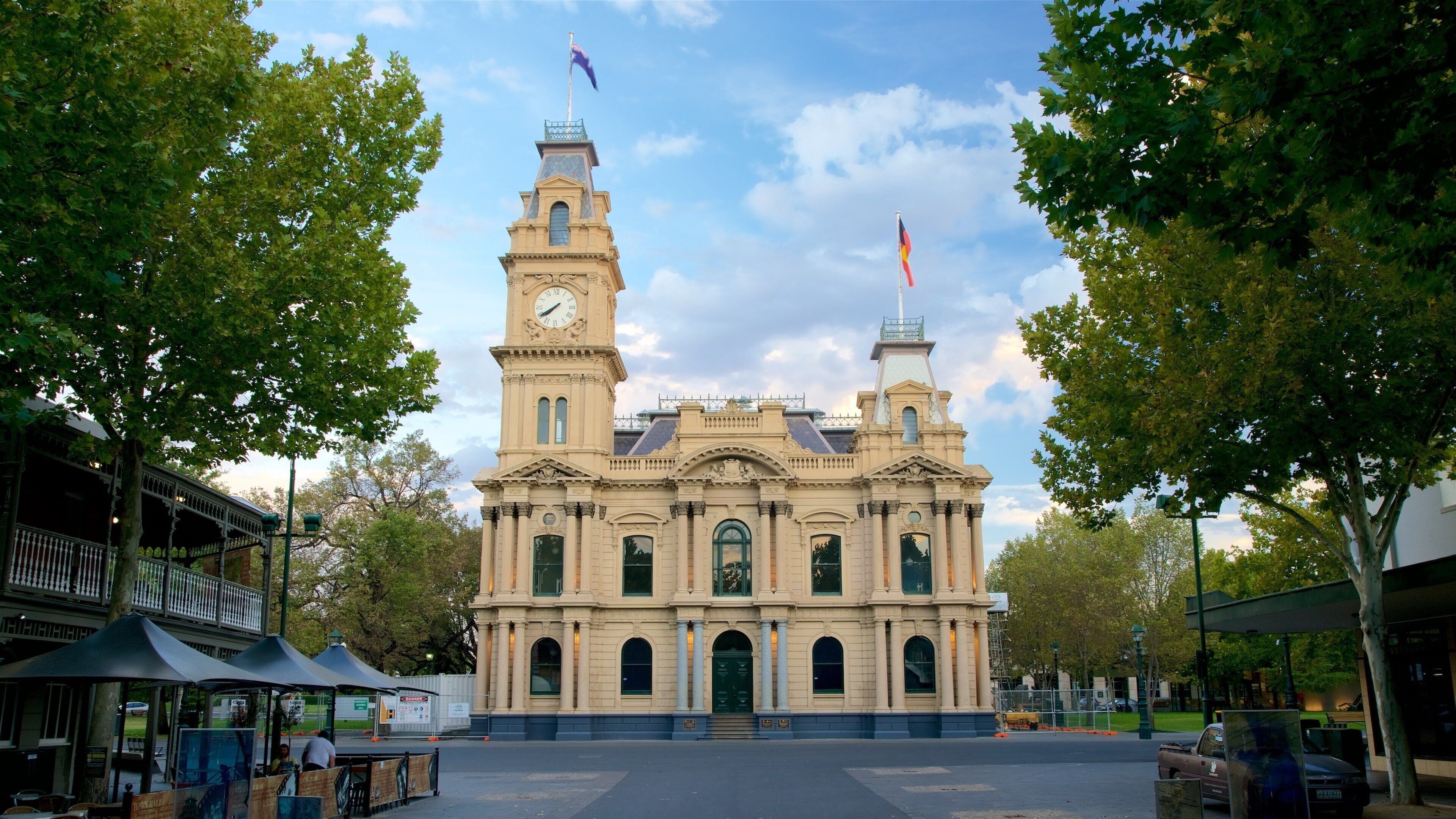 Bendigo Town Hall showing an administrative buidling and heritage architecture