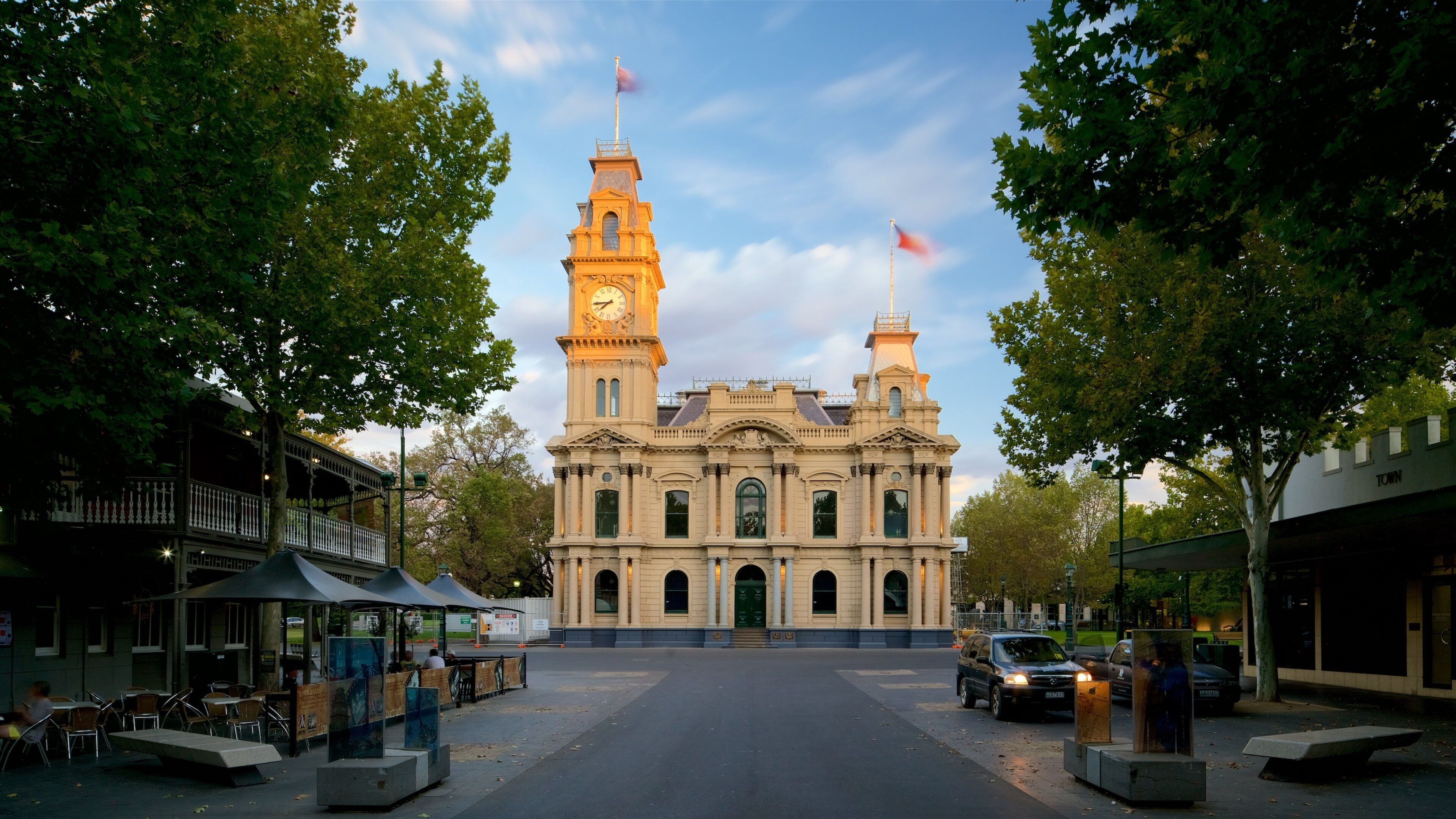 Bendigo ofreciendo arquitectura patrimonial, un edificio administrativo y imágenes de calles