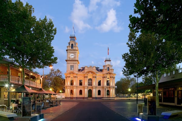 Bendigo showing a square or plaza