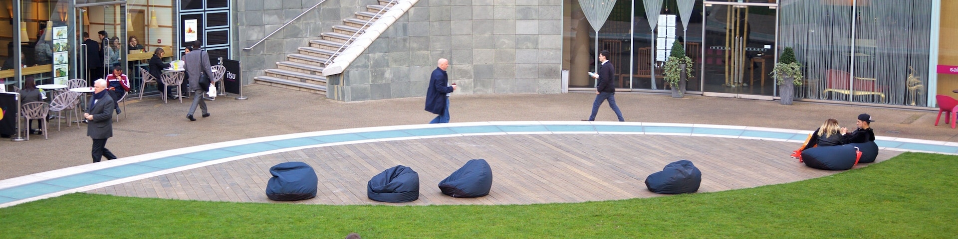 Paddington que inclui uma praça ou plaza assim como um pequeno grupo de pessoas