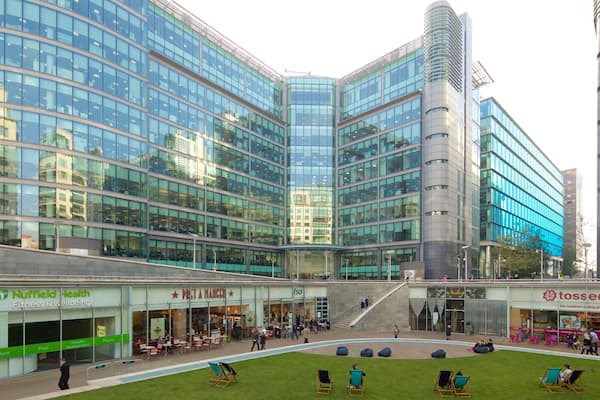 Paddington featuring kaupunki ja tori