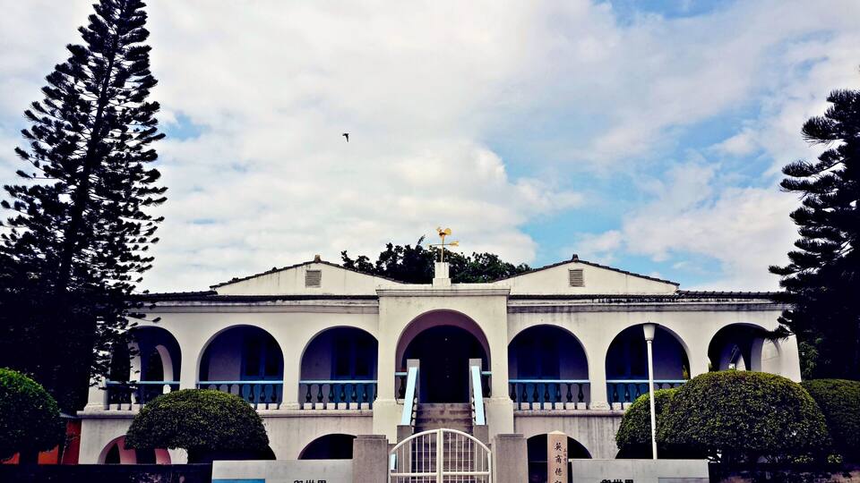The building sitting on the north and facing south comes in three floors and the main floor is set right in its center. The first floor used to be the dormitories for the staff; there’s a hall way in the middle and three rooms on both of its sides. The second floor has a similar interior design to the first one. The handrails, on the other hand, are painted with green glaze vases. Plus the white walls, the building has totally different features from usual residential houses in Anping.