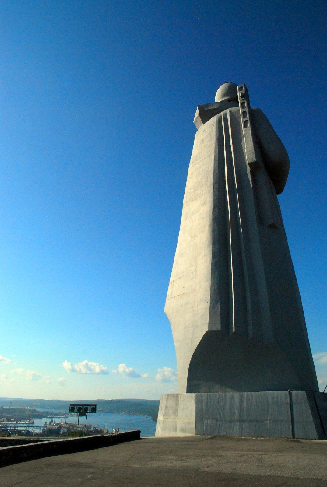 WWII Memorial overlooking Murmansk harbour
#StunningStructures