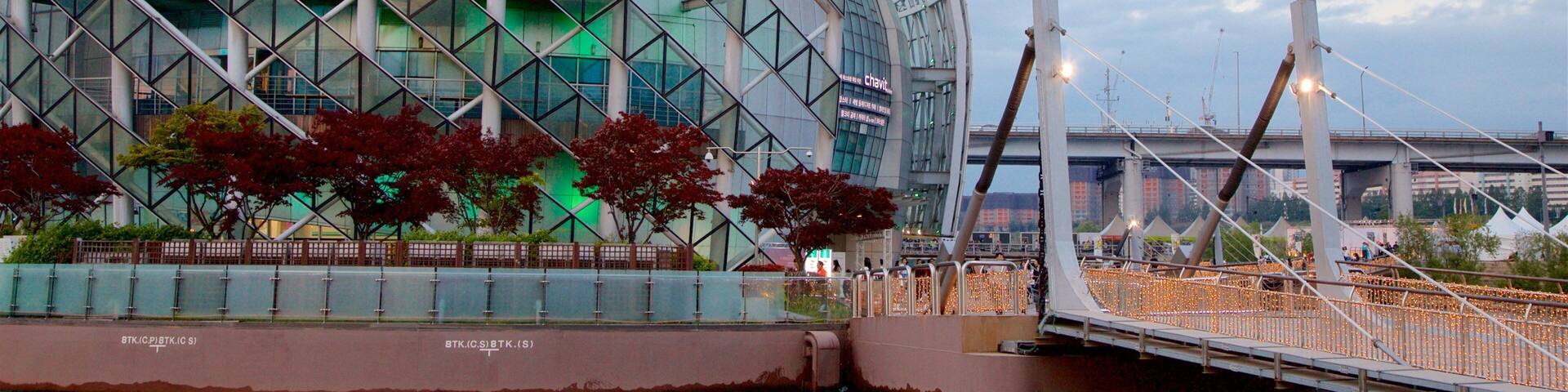 Seocho-gu mettant en vedette pont, architecture moderne et riviĂšre ou ruisseau