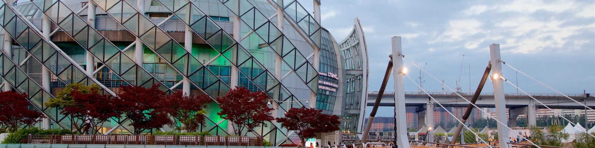 Seocho-gu que inclui uma ponte, arquitetura moderna e um rio ou córrego