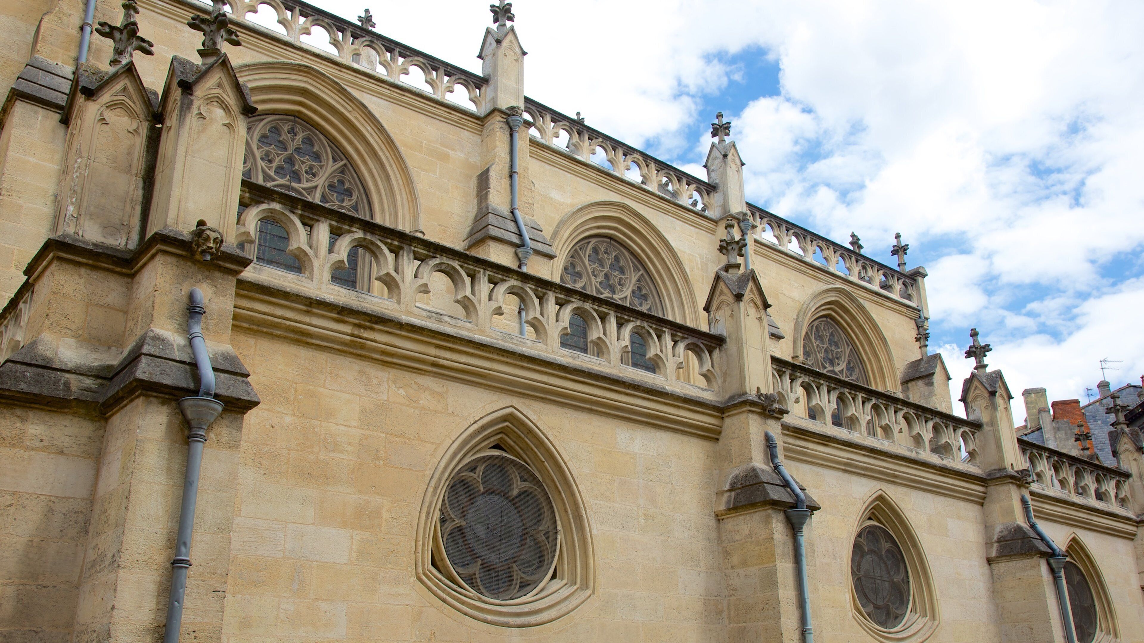 Bordeaux mostrando arquitetura de patrimônio e uma igreja ou catedral