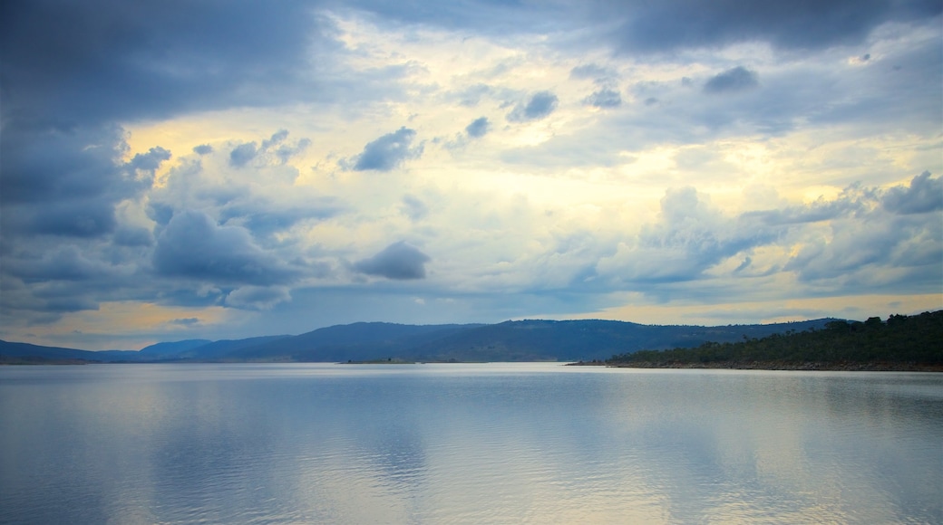 Lake Jindabyne showing a lake or waterhole