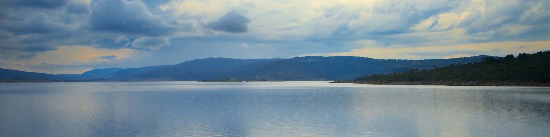 Lake Jindabyne showing a lake or waterhole