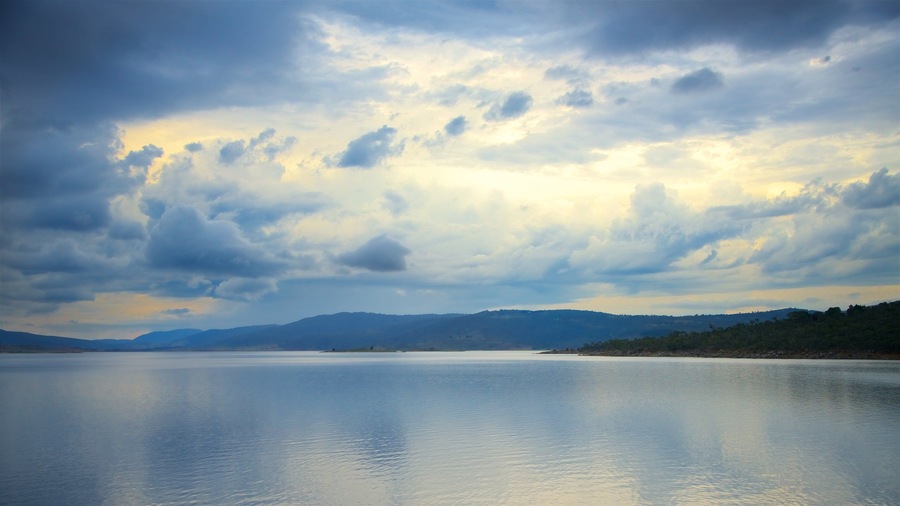 Lake Jindabyne showing a lake or waterhole