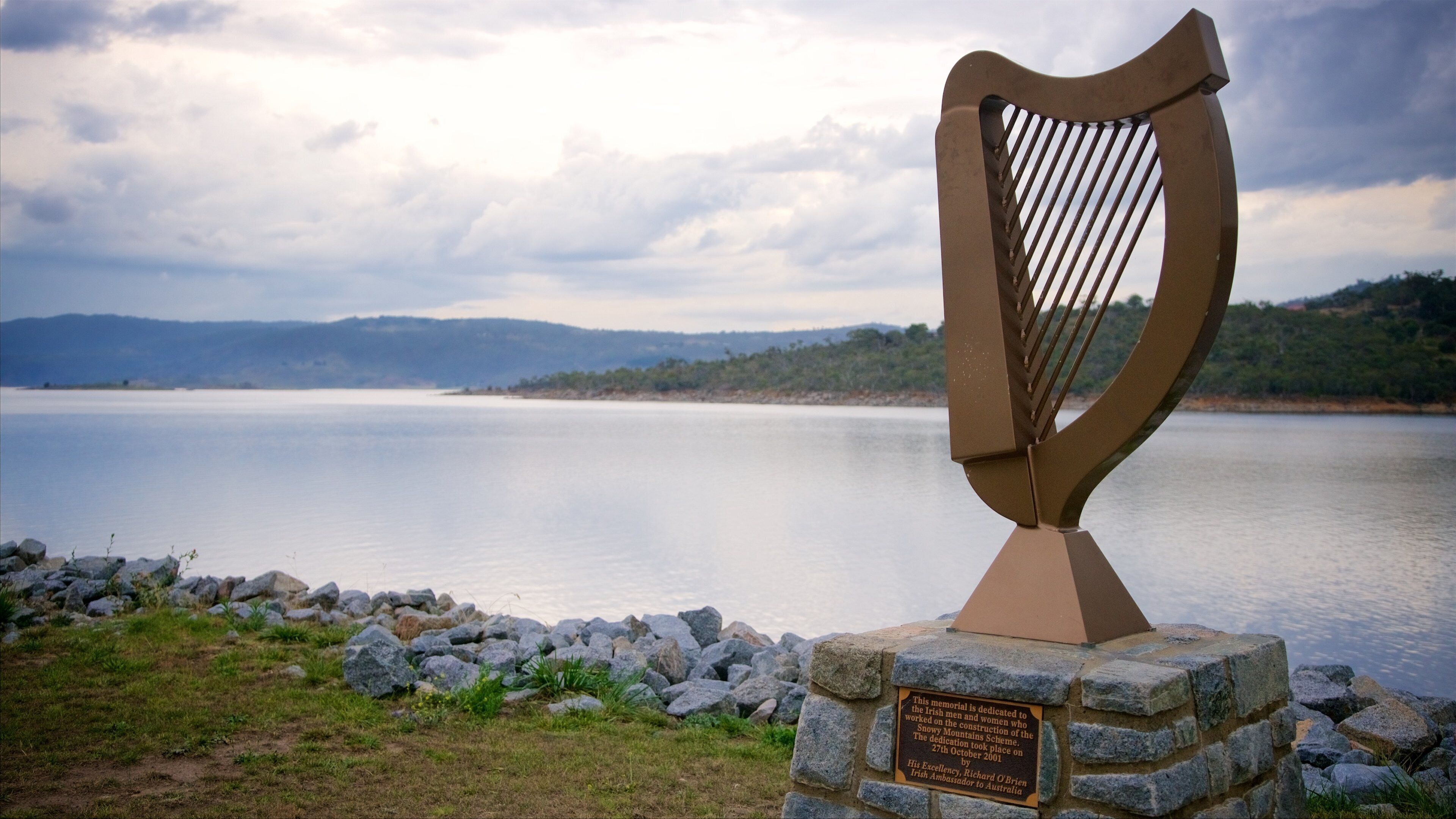 Jindabyne featuring a monument