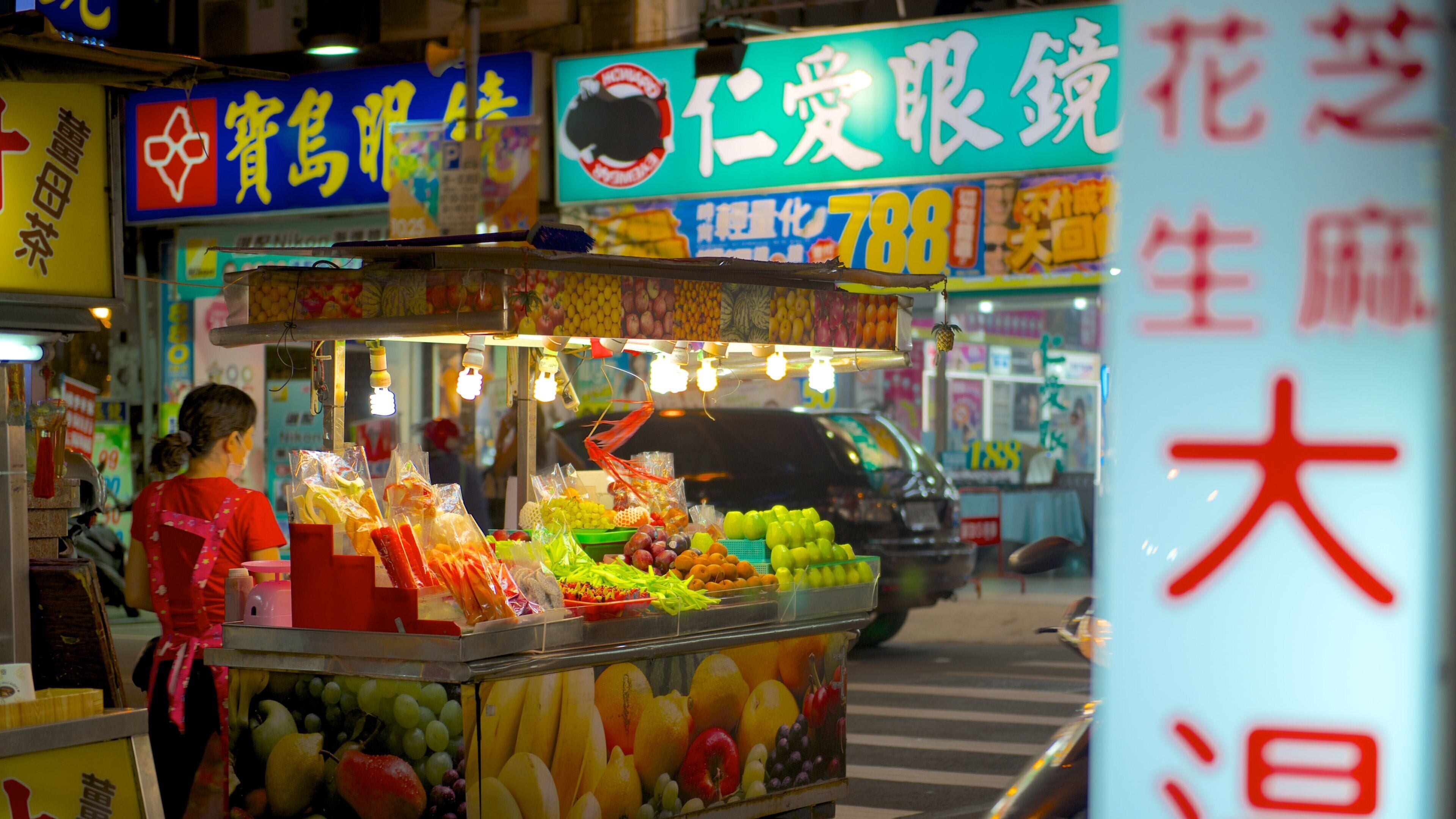 Taoyuan County showing markets, a city and night scenes