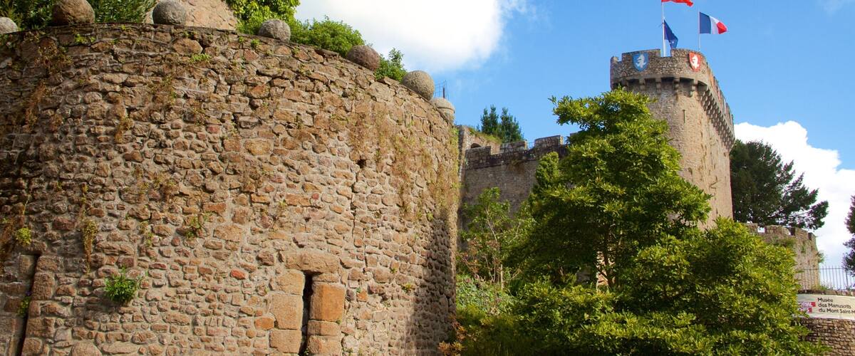 Avranches som visar historiska element och ruiner