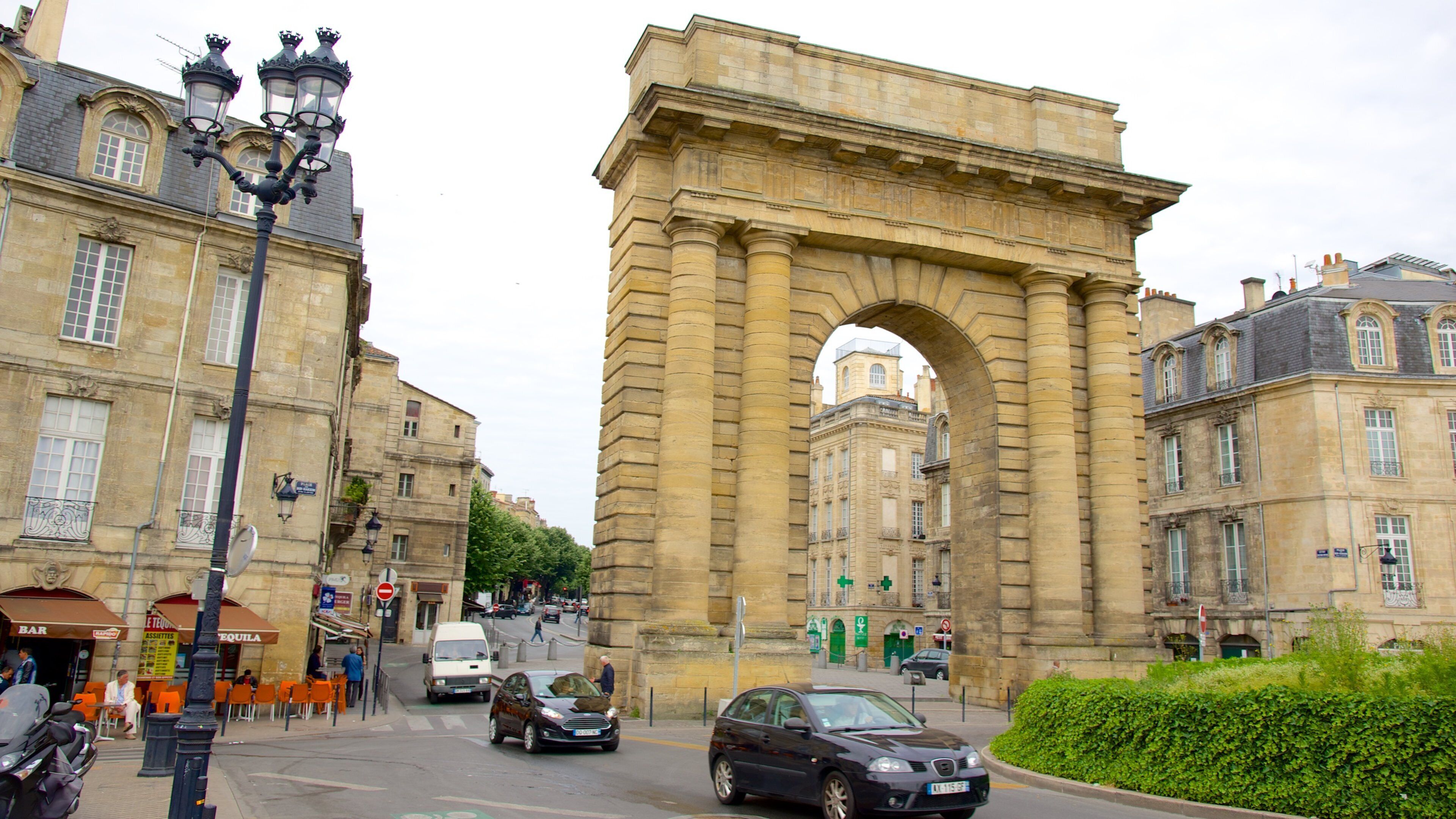 Bordeaux which includes heritage architecture