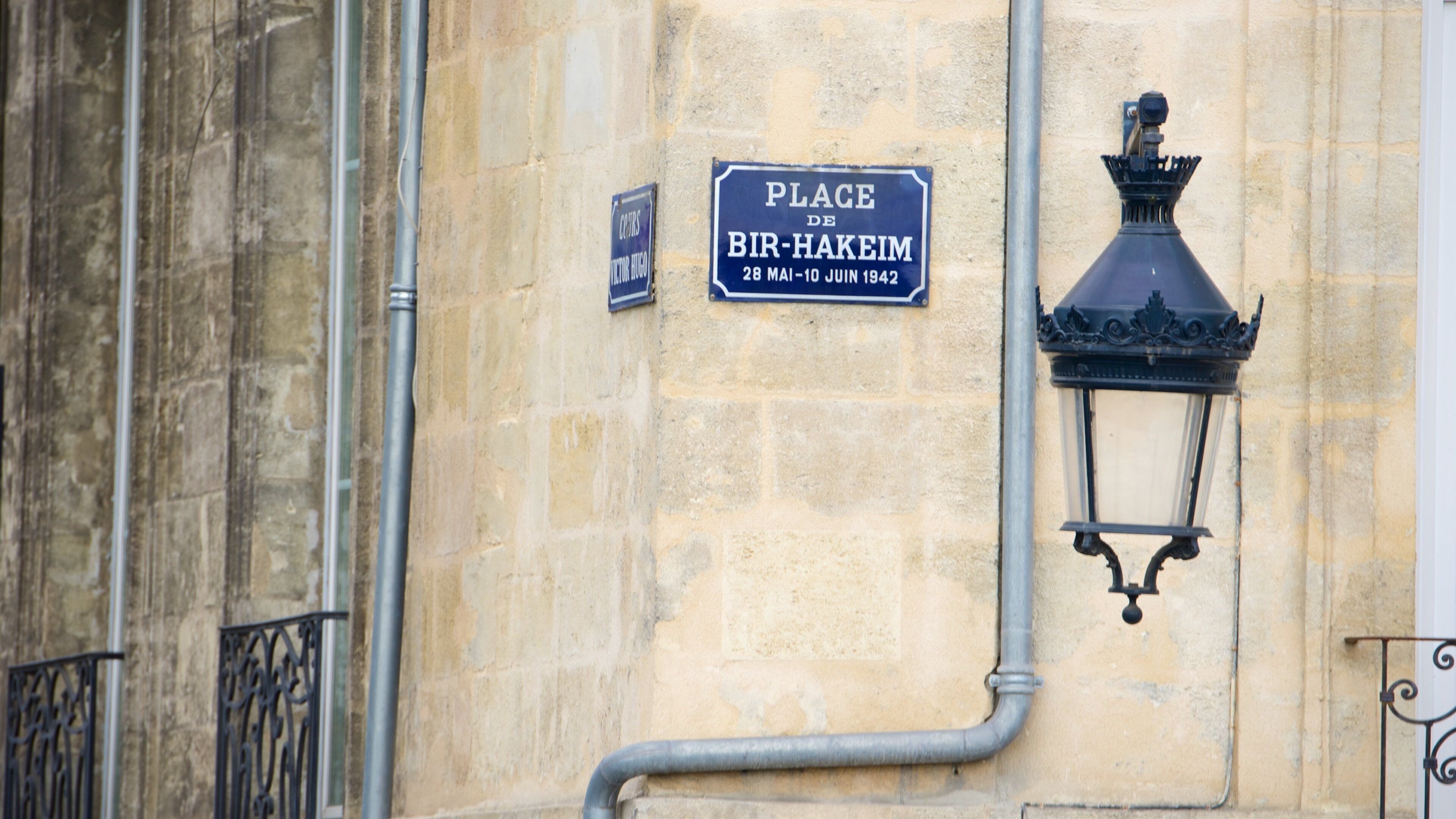 Bordeaux featuring signage and heritage architecture