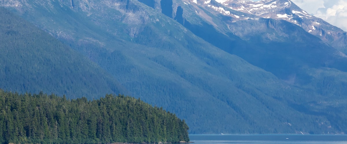 Tracy Arm featuring a lake or waterhole and mountains
