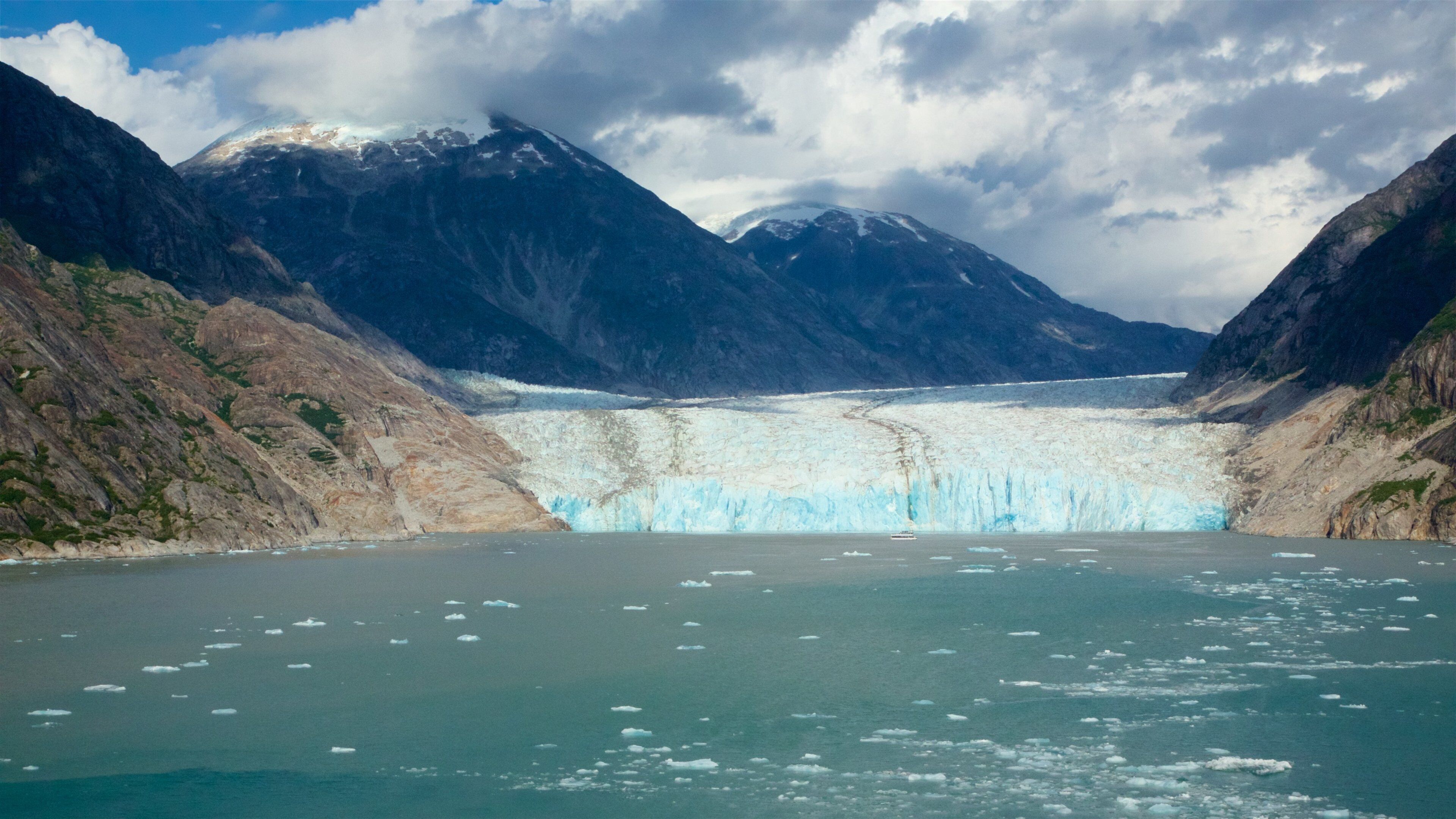 Tracy Arm which includes a river or creek