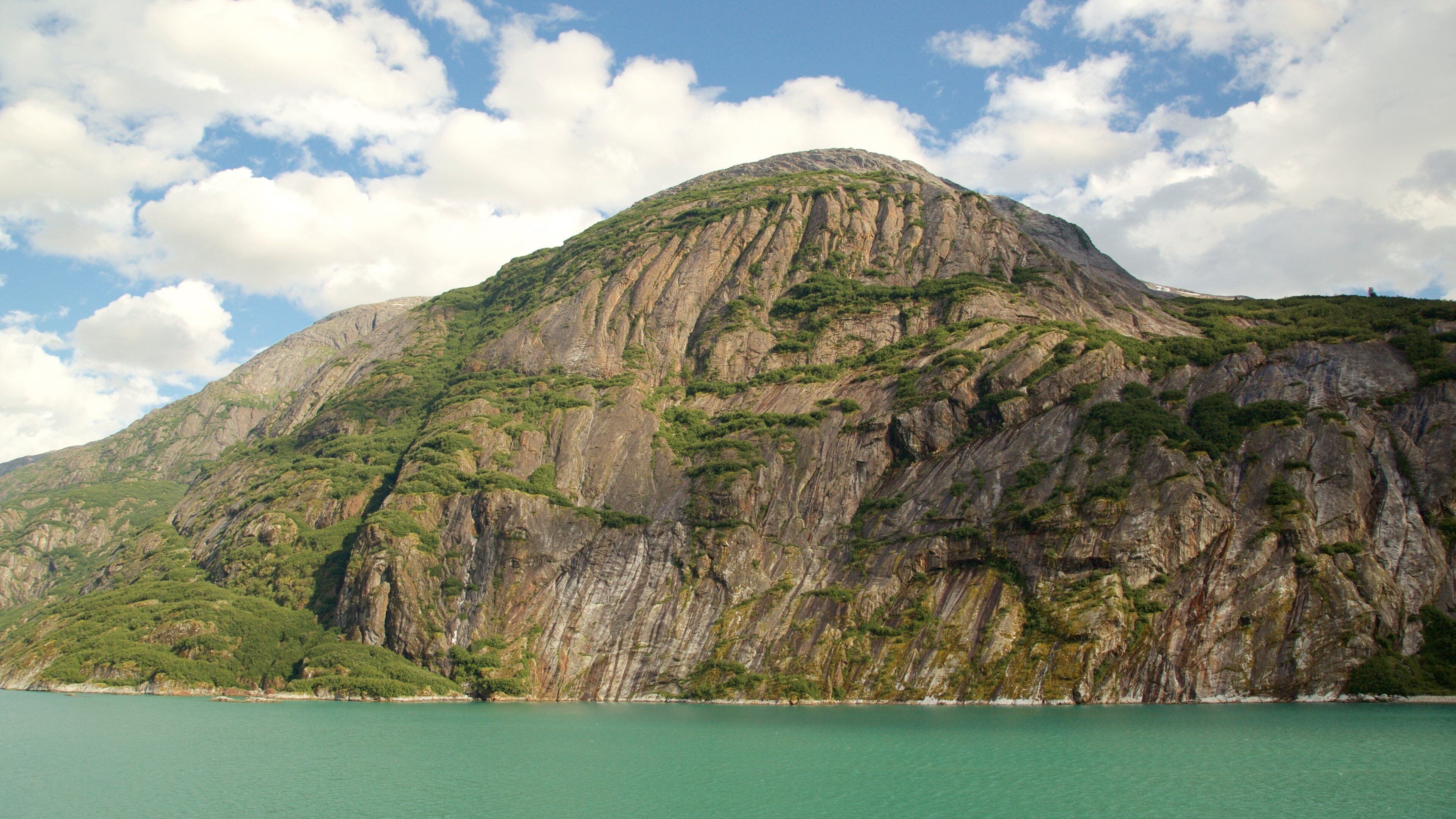 Tracy Arm featuring a river or creek and mountains