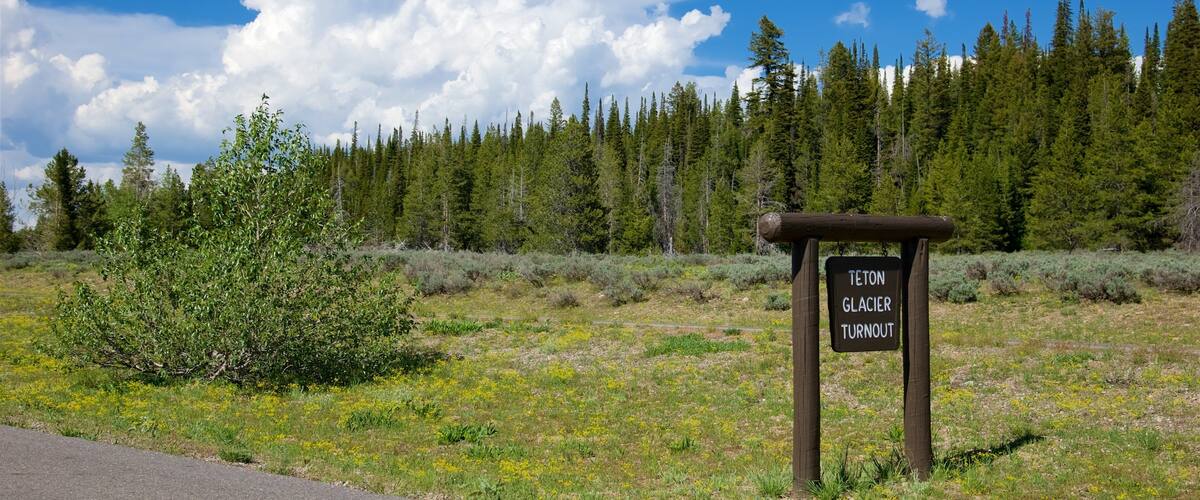 Grand Teton nasjonalpark fasiliteter samt landskap, skilt og rolig landskap