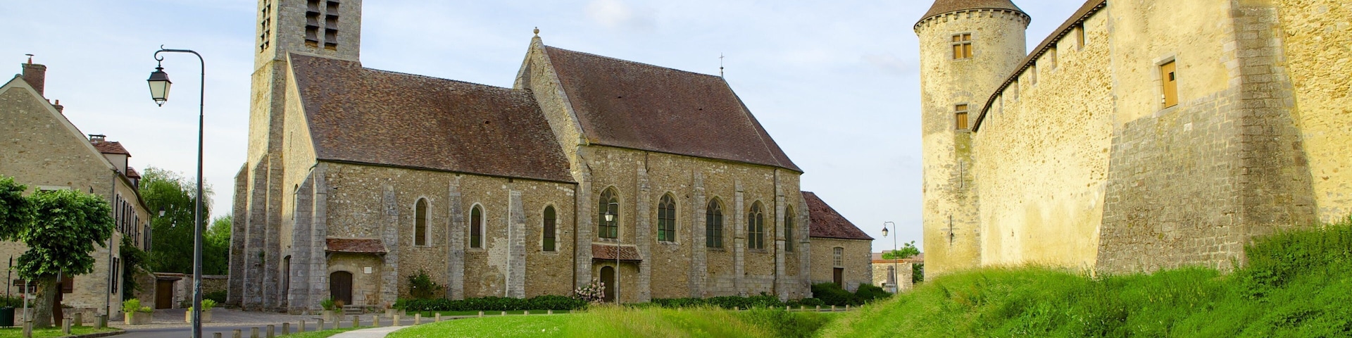 Melun showing chateau or palace and street scenes