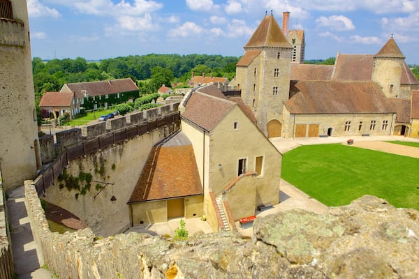 Melun qui includes patrimoine historique et chĂąteau