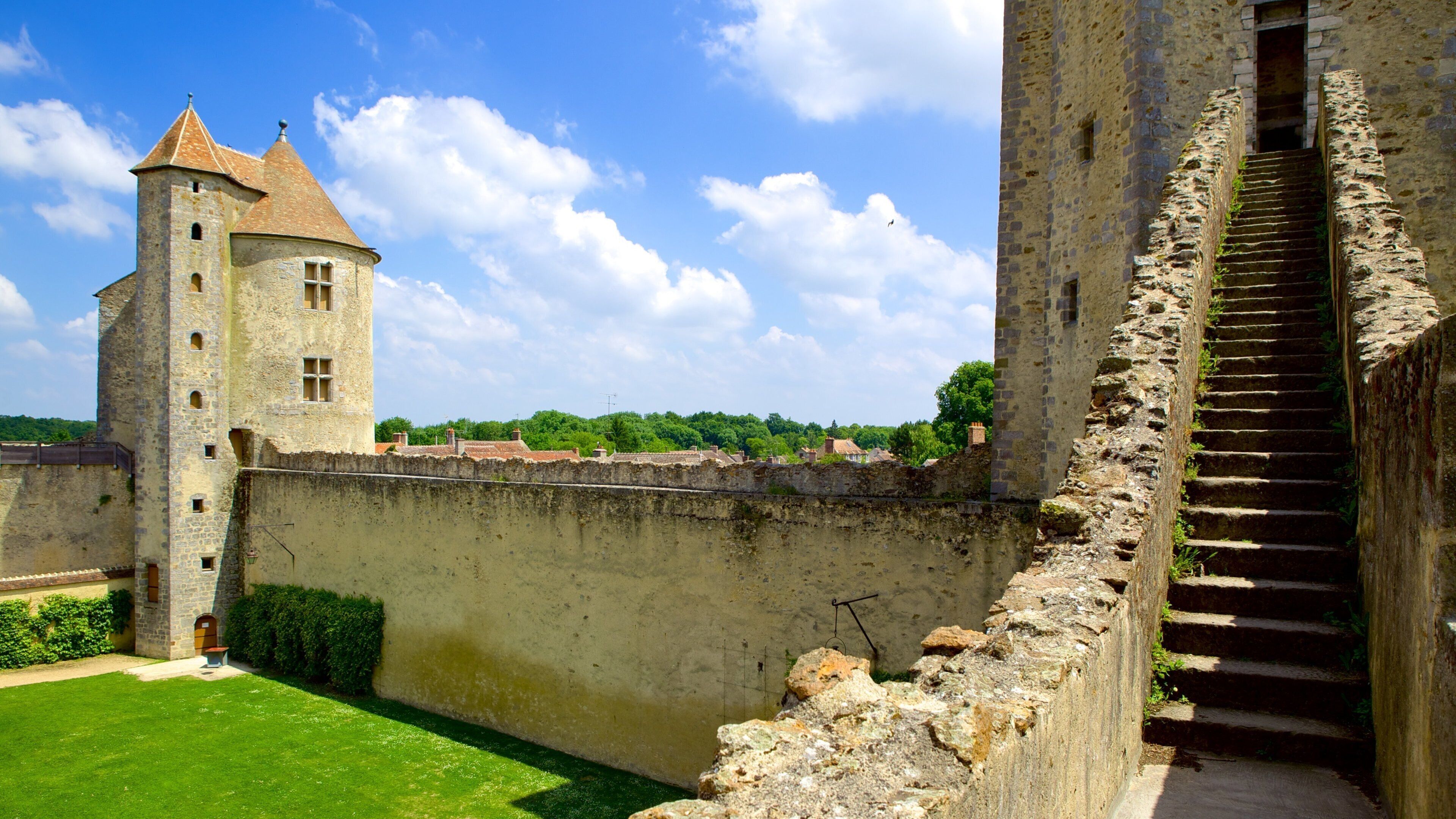 Melun which includes heritage elements and château or palace