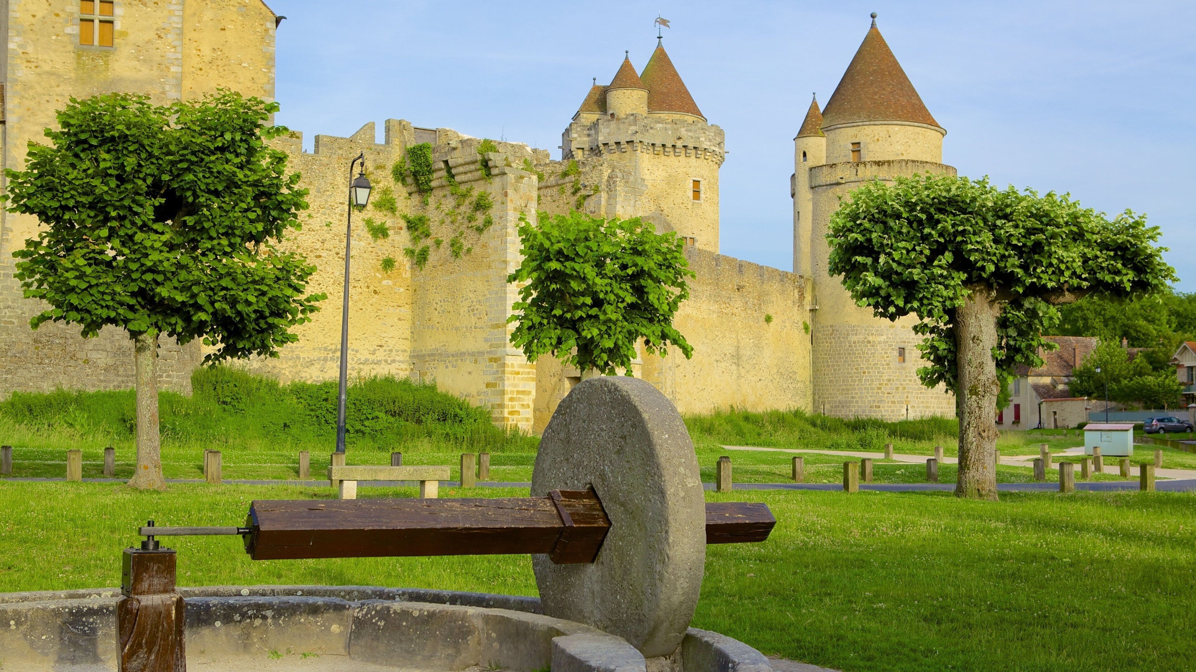 Melun showing heritage elements and château or palace