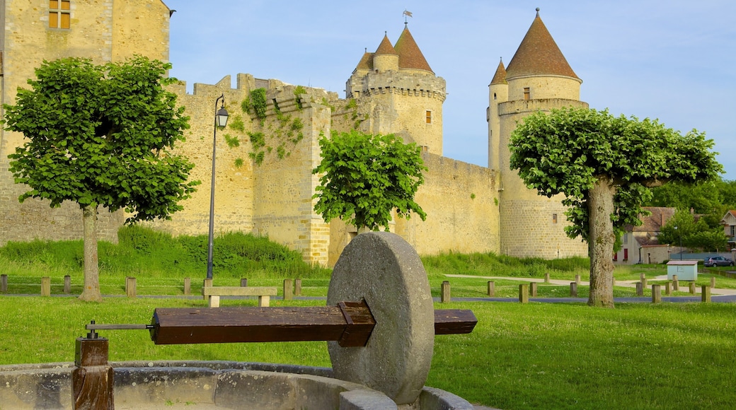 Melun which includes a castle and heritage elements