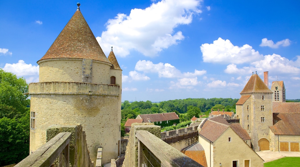 Melun showing heritage elements and a castle