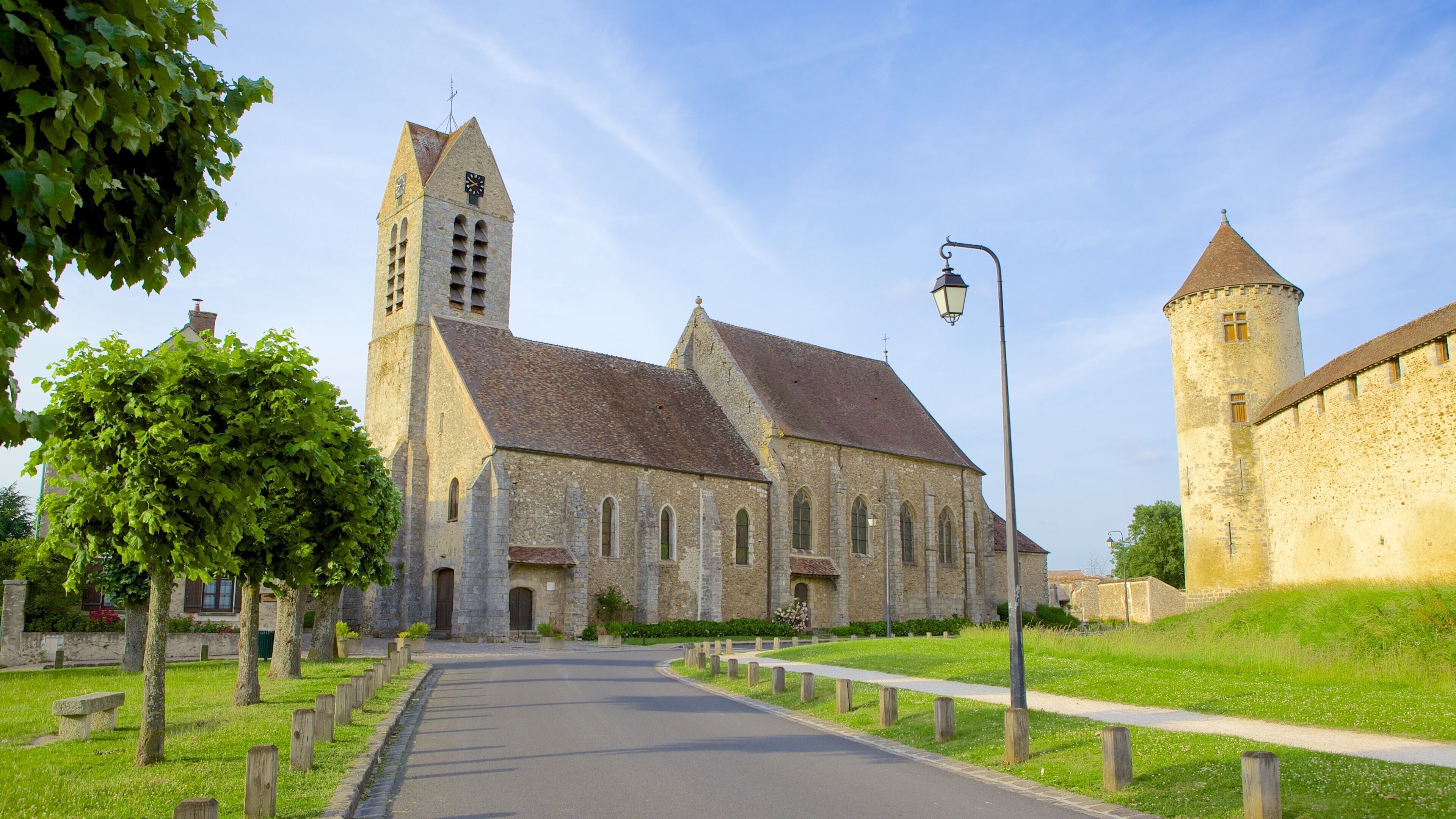 Melun qui includes scènes de rue et patrimoine historique