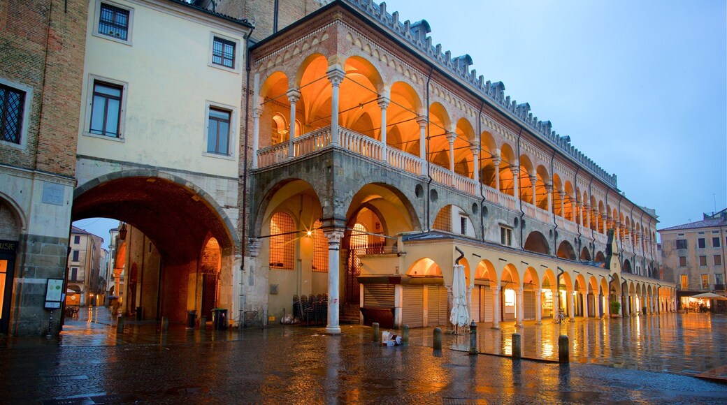 Padua que incluye escenas de noche, una plaza y una ciudad
