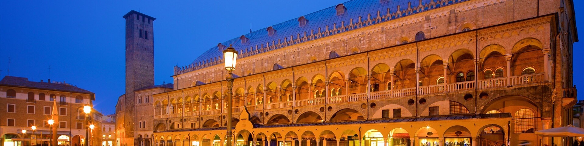 Padova que inclui uma praça ou plaza, elementos de patrimônio e cenas noturnas