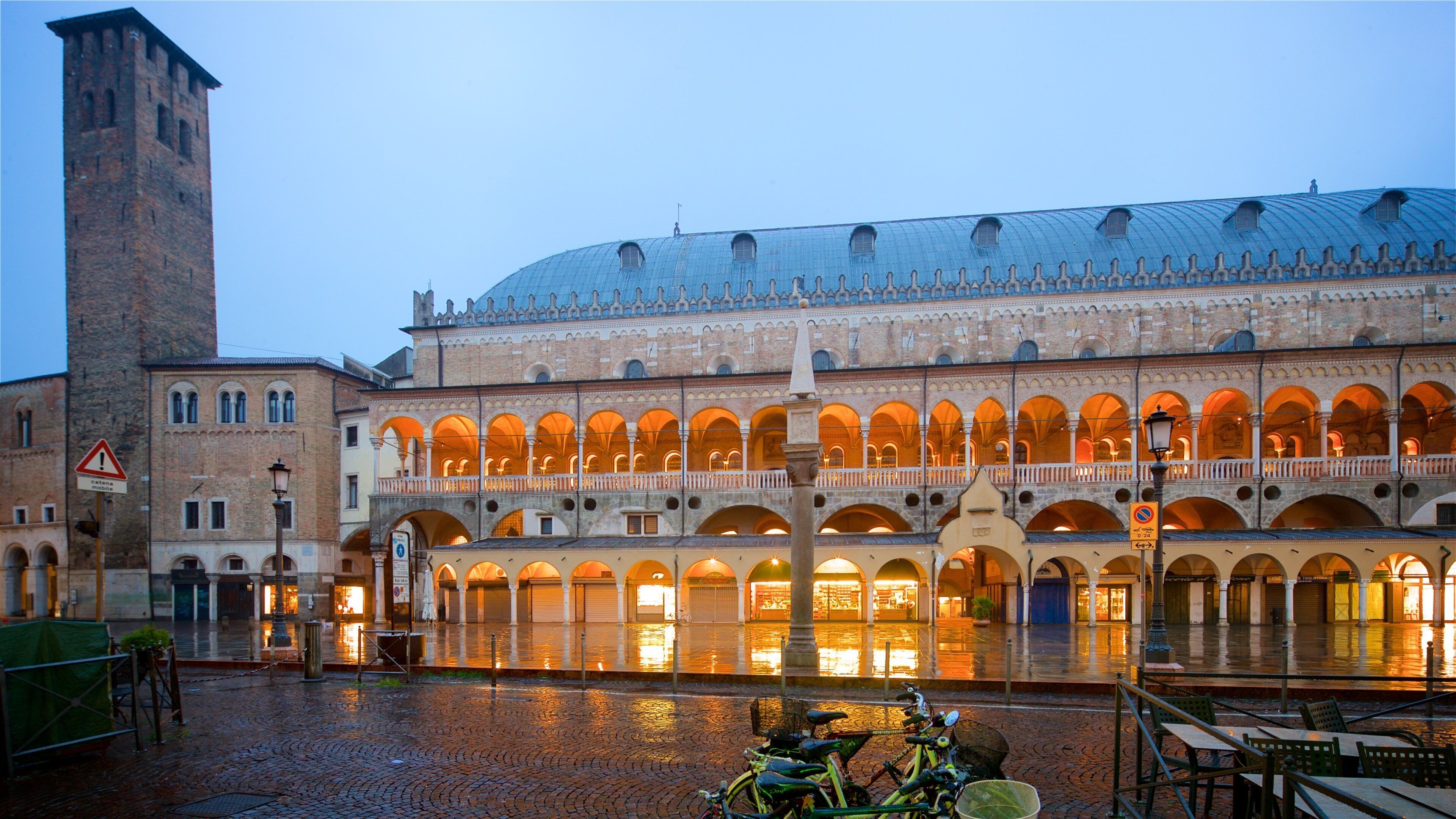 Padua ofreciendo una ciudad, una plaza y escenas de noche