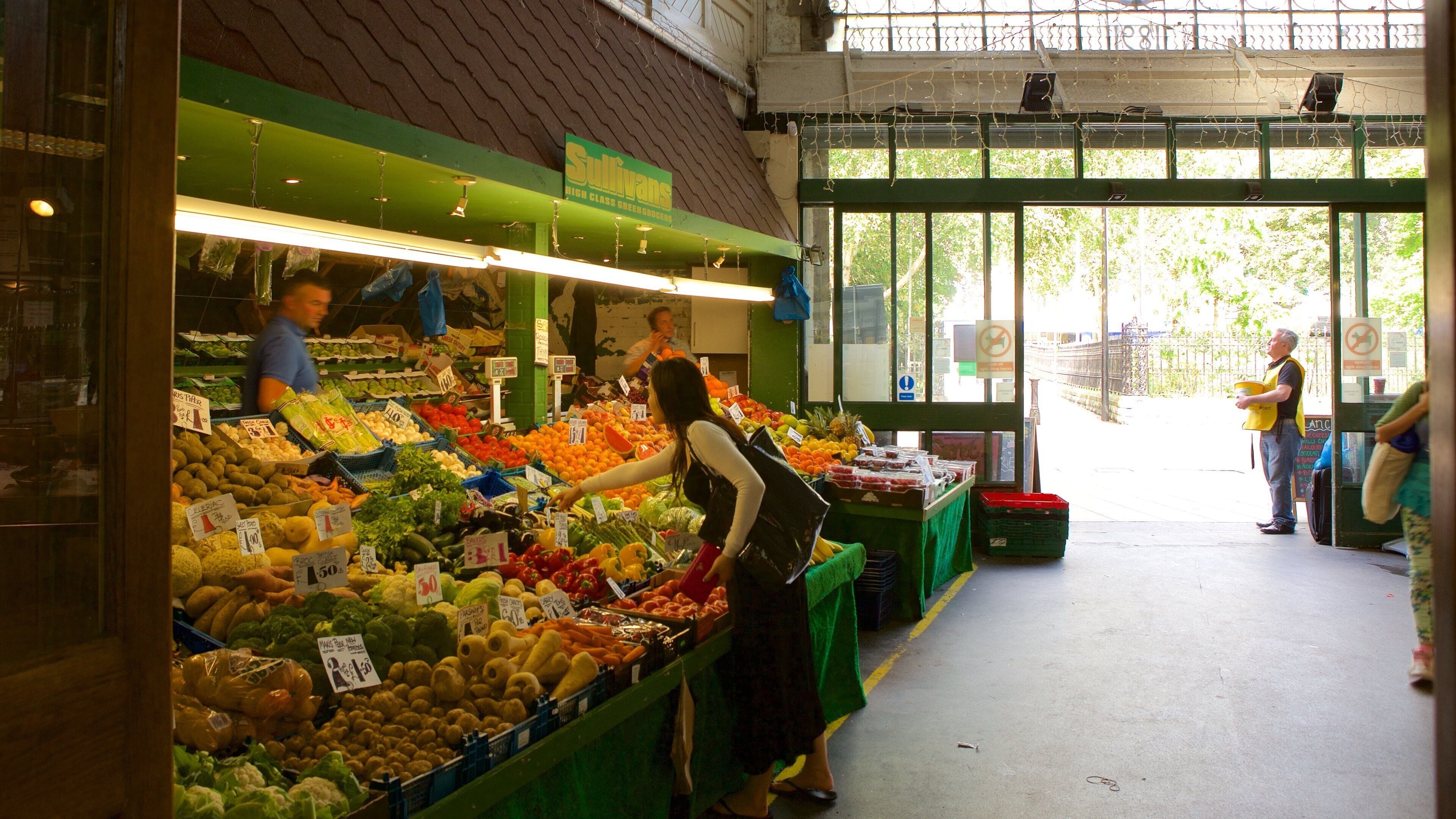 Cardiff featuring shopping, food and markets