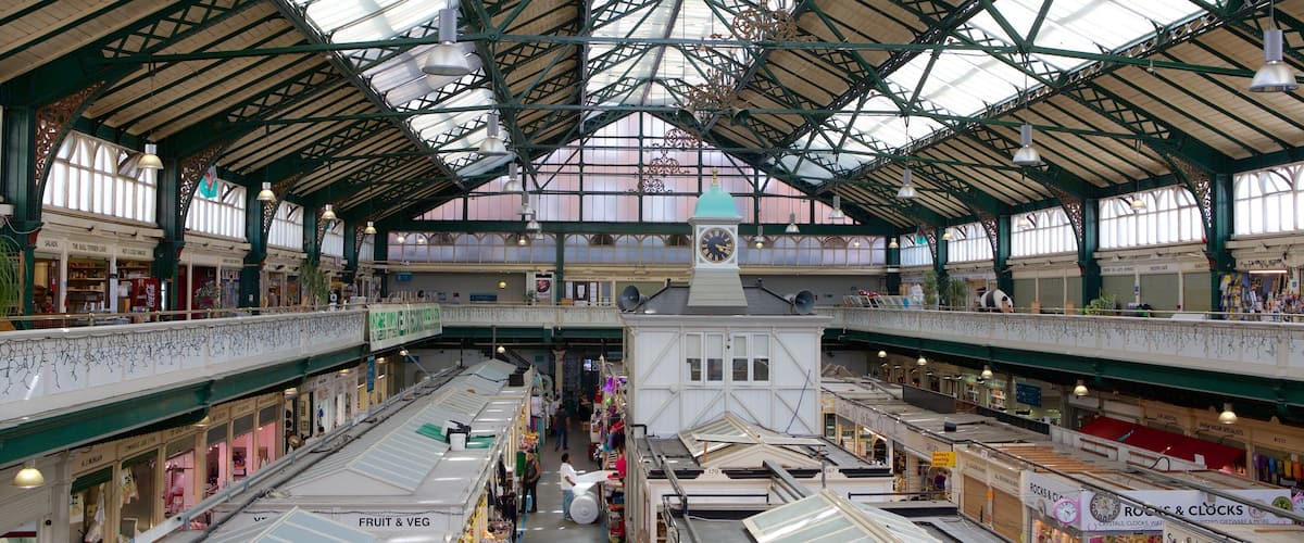 Cardiff featuring shopping, markets and a square or plaza
