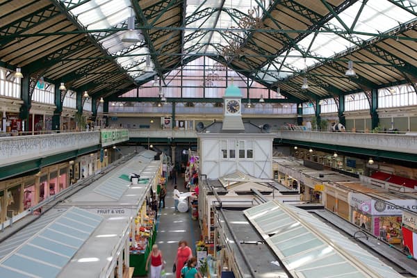 Cardiff welches beinhaltet Einkaufen, MĂ€rkte und Platz oder Plaza