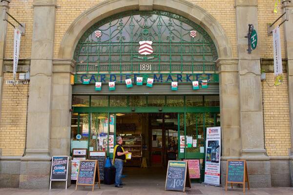 Cardiff ofreciendo señalización, mercados y compras